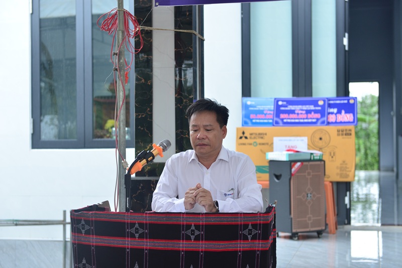 Ông Trần Văn Minh – Phó Bí thư Đảng ủy, Chủ tịch Công đoàn Công ty Điện lực Huế báo cáo quá trình giám sát triển khai hỗ trợ xây dựng nhà cho gia đình anh Nguyễn Văn Ngành, nhân viên Điện lực A Lưới