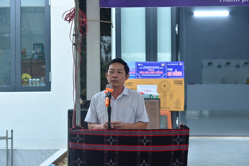  Ông Hồ Long, Trưởng Điện lực A Lưới phát biểu chúc mừng gia đình anh Nguyễn Văn Ngành có được ngôi nhà khang trang ấm cúng