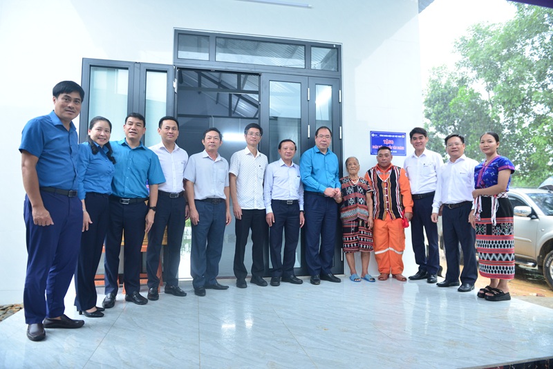 Công đoàn các cấp đã thực hiện nghi thức khánh thành, bàn giao và trao bảng tặng nhà cho gia đình anh Nguyễn Văn Ngành