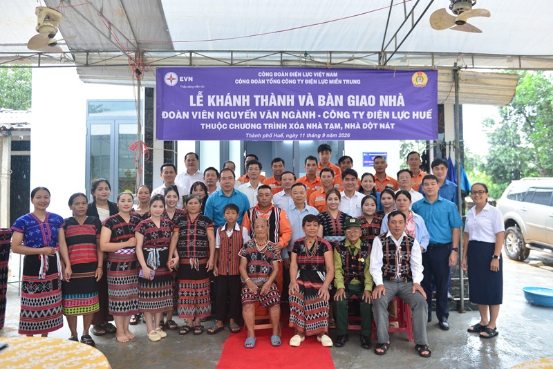 Lãnh đạo các cấp Công đoàn; lãnh đạo đơn vị; đồng nghiệp; gia đình và bà con địa phương tham dự lễ khánh thành và bàn giao nhà anh Nguyễn Văn Ngành