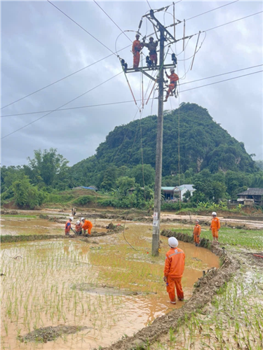 Chủ động ứng phó mưa lũ, Công ty Điện lực Sơn La nhanh chóng khôi phục cấp điện