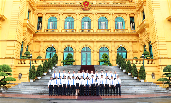 Đoàn đại biểu Ban Chấp hành Công đoàn EVNNPT khóa III báo công dâng Bác
