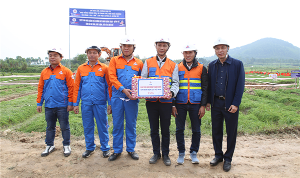 Chủ tịch HĐTV EVN Đặng Hoàng An kiểm tra công trường và động viên đơn vị thi công Dự án đường dây 500kV mạch 3 xuyên Tết Nguyên đán