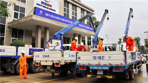 Công ty Điện lực Quảng Trị hỗ trợ khôi phục lưới điện sau bão số 13 tại Gia Lai