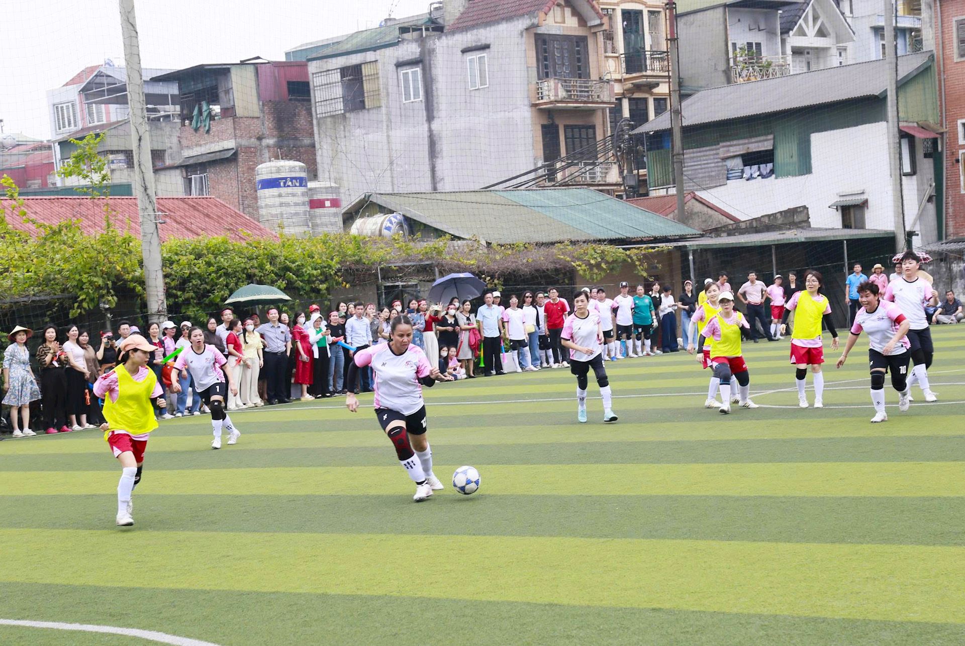 Khoảnh khắc thi đấu Giải bóng đá Nữ CBCNV EVN năm 2026 5