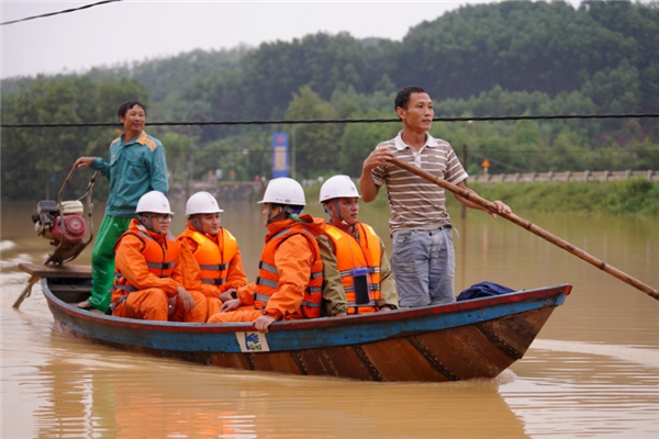 Giữ sáng miền gió Lào nắng lửa - Kỳ 2: Lội lũ giữ dòng sáng 