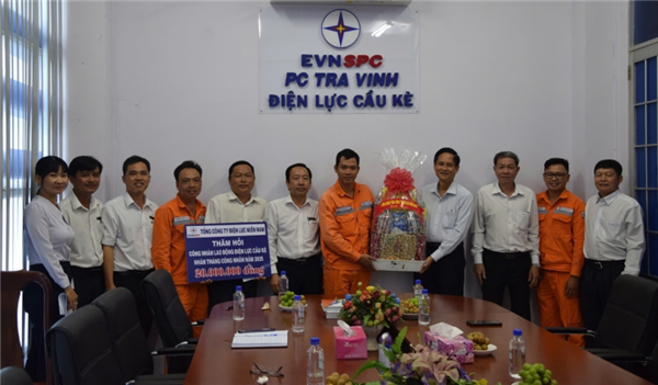 Tổng Công ty Điện lực miền Nam thăm hỏi người lao động nhân "Tháng Công nhân" tại Điện lực Cầu Kè